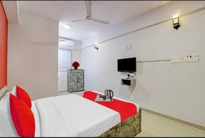 Oyo Hotel Apple Inn Surat Exterior foto