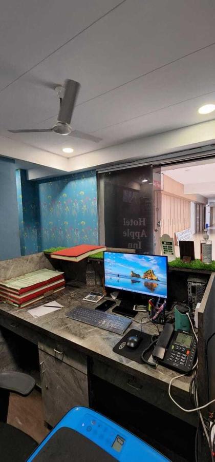 Oyo Hotel Apple Inn Surat Exterior foto