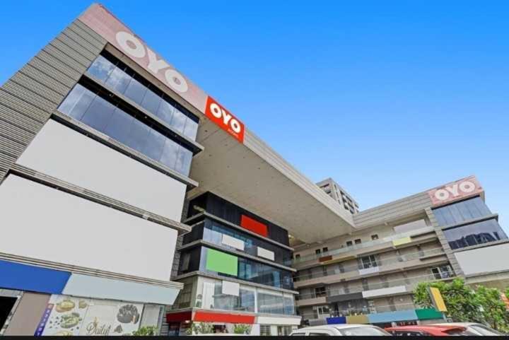 Oyo Hotel Apple Inn Surat Exterior foto