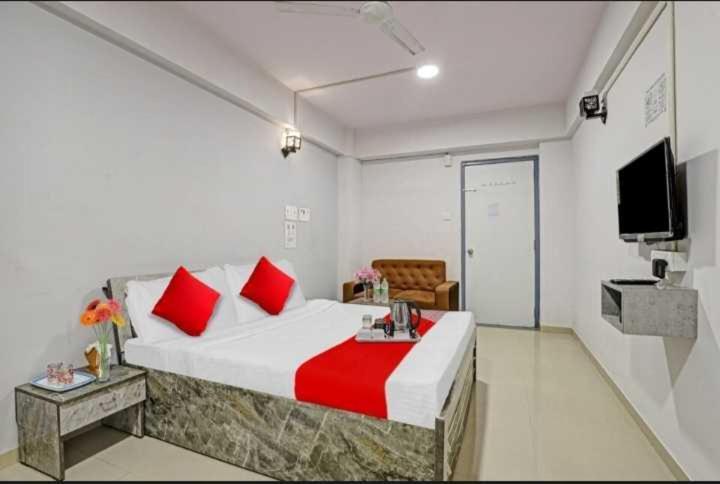 Oyo Hotel Apple Inn Surat Exterior foto