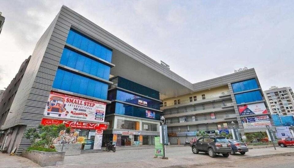 Oyo Hotel Apple Inn Surat Exterior foto